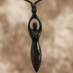 Angerone Hornschmuck Anhänger Kette Handarbeit