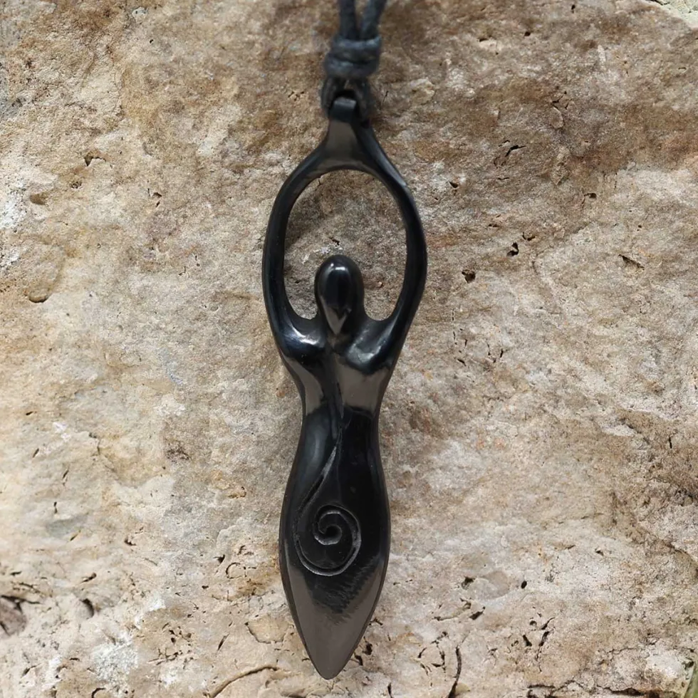 Angerone Hornschmuck Anhänger Kette Handarbeit