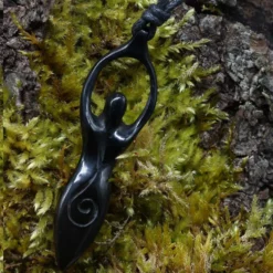 Angerone Hornschmuck Anhänger Kette Handarbeit