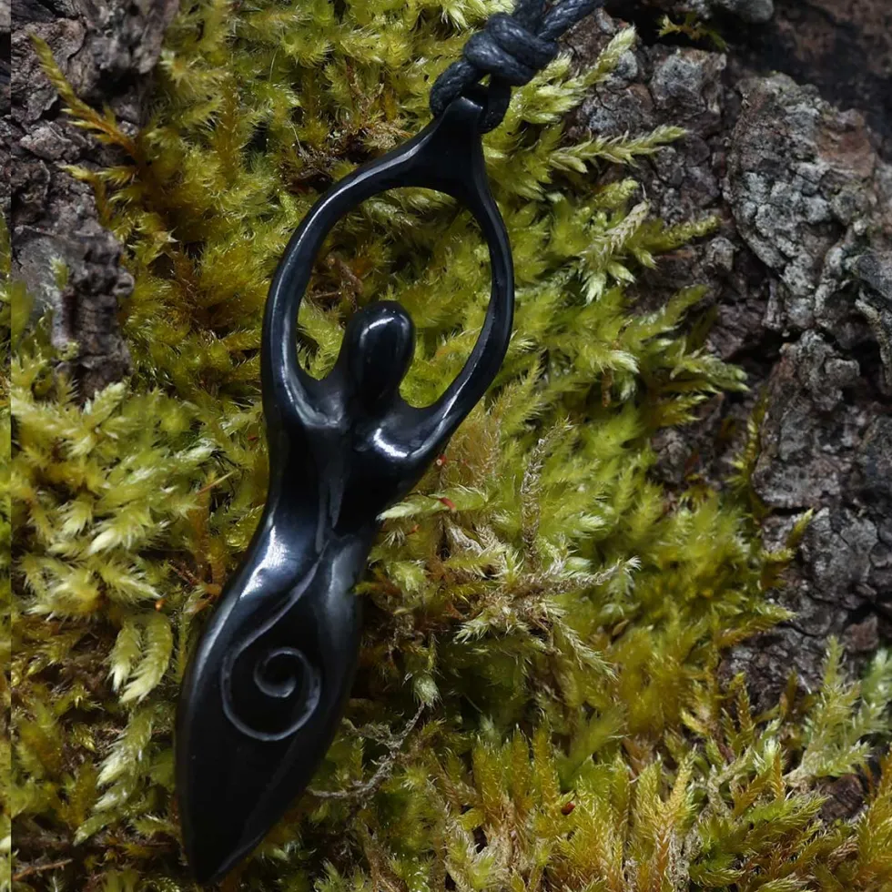 Angerone Hornschmuck Anhänger Kette Handarbeit