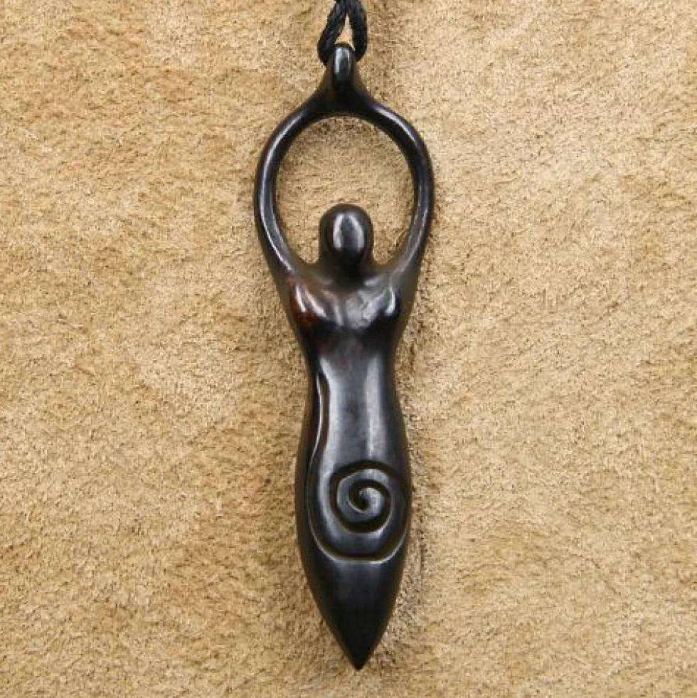 Angerone Hornschmuck Anhänger Kette Handarbeit