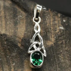 Anhänger keltischen Knoten mit grünem Zirkonia gefasst 925 Silber