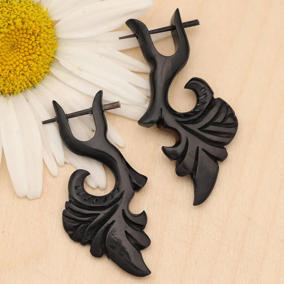 Fantasie Horn Ohrschmuck von Hand gefertigt (Paar)