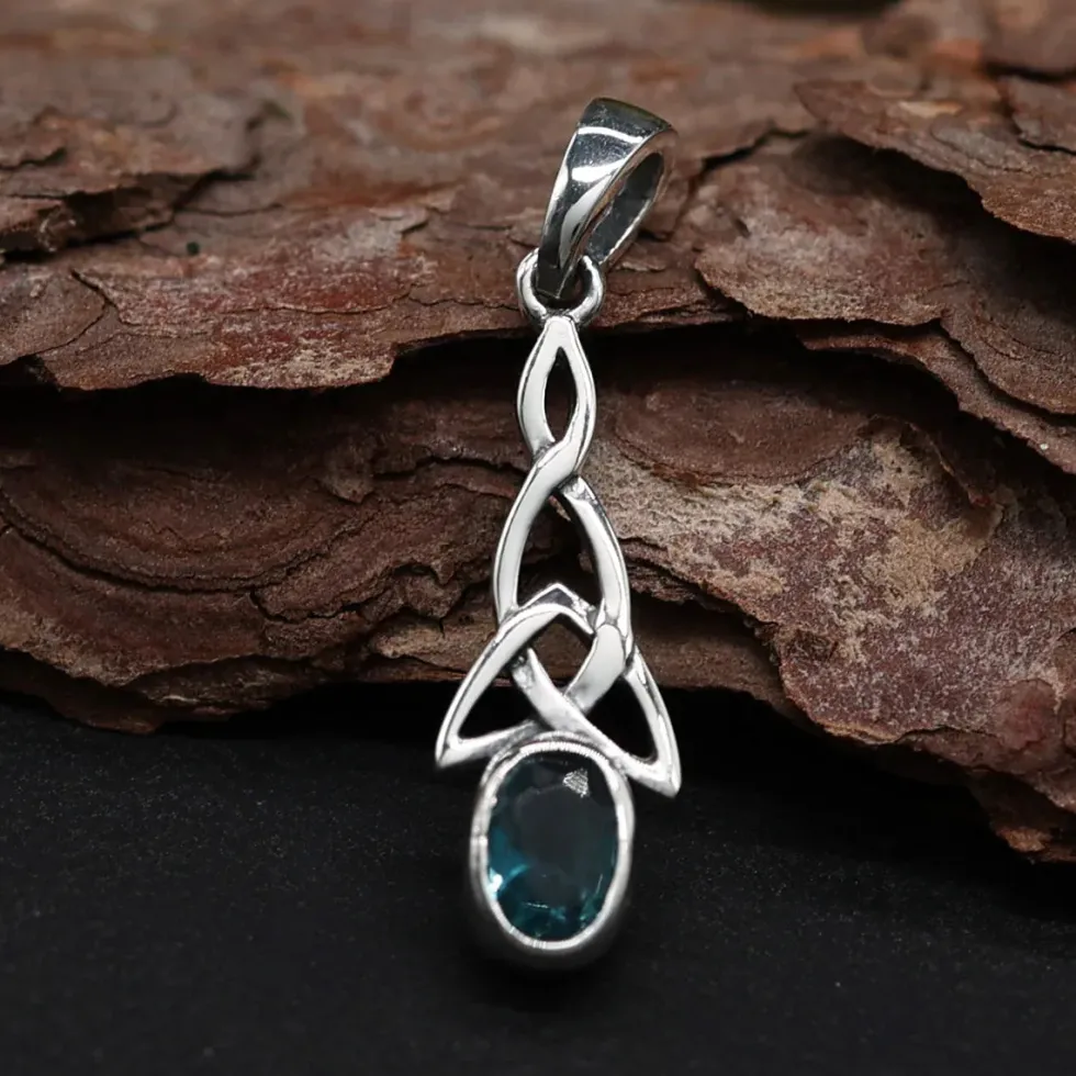 Feiner Anhänger keltischer Knoten mit Blauer Topas Zirkonia gefasst 925 Silber