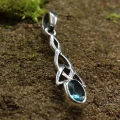 Feiner Anhänger keltischer Knoten mit Blauer Topas Zirkonia gefasst 925 Silber