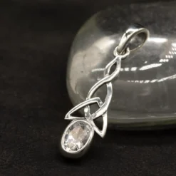 Feiner Anhänger keltischer Knoten mit Zirkonia glasklar Kristall gefasst 925 Silber