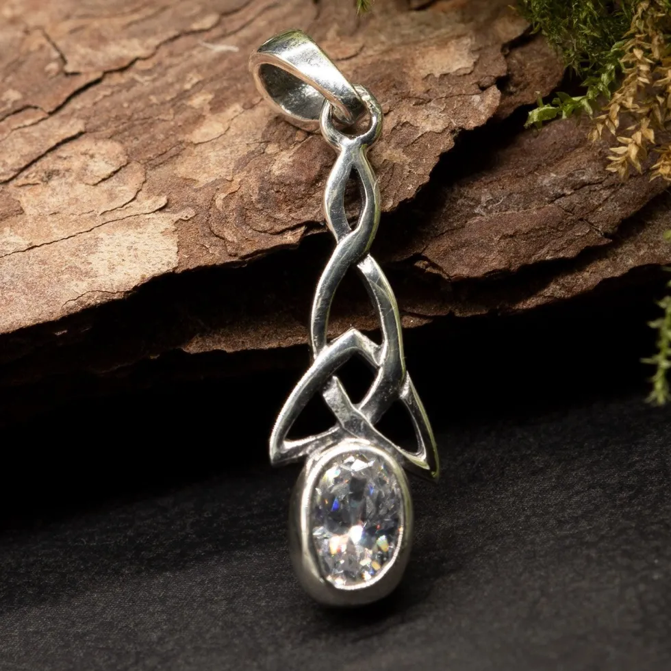 Feiner Anhänger keltischer Knoten mit Zirkonia glasklar Kristall gefasst 925 Silber