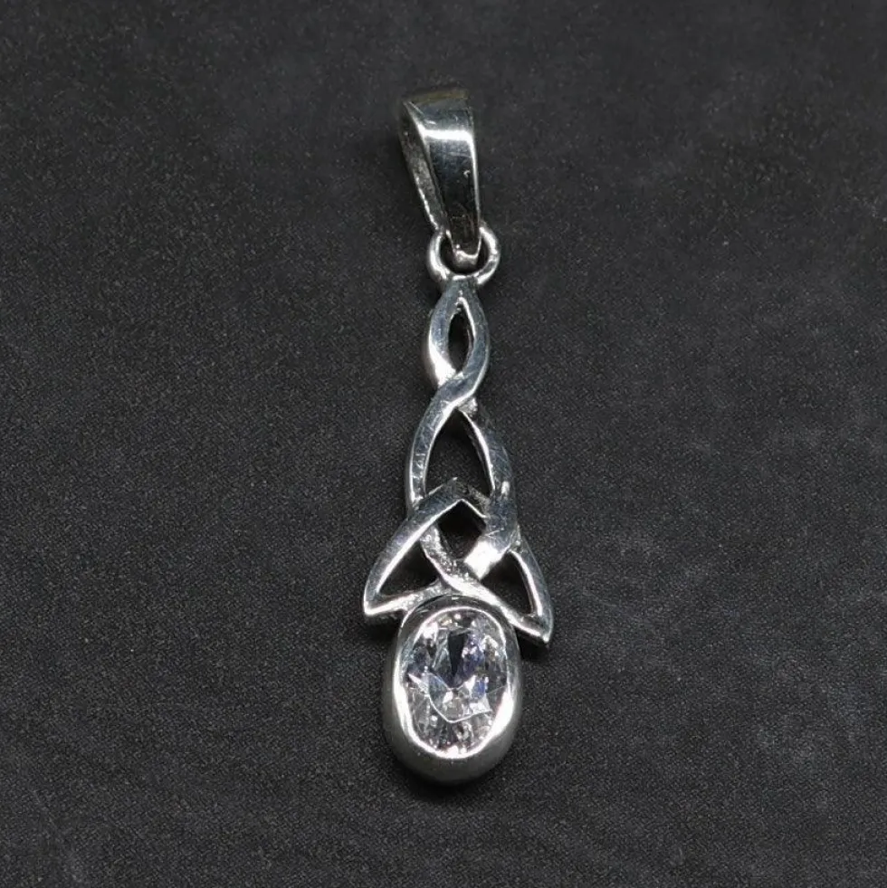 Feiner Anhänger keltischer Knoten mit Zirkonia glasklar Kristall gefasst 925 Silber