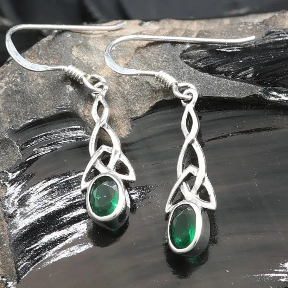 Feiner Ohrringe keltischer Knoten mit grünem Zirkonia Emerald