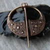 Fein verzierte Gewandnadel Bronze Fibel Mittelalter