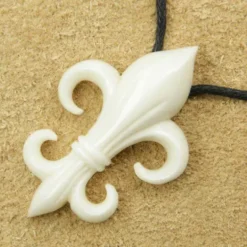 Fleur de Lys Anhänger Knochen