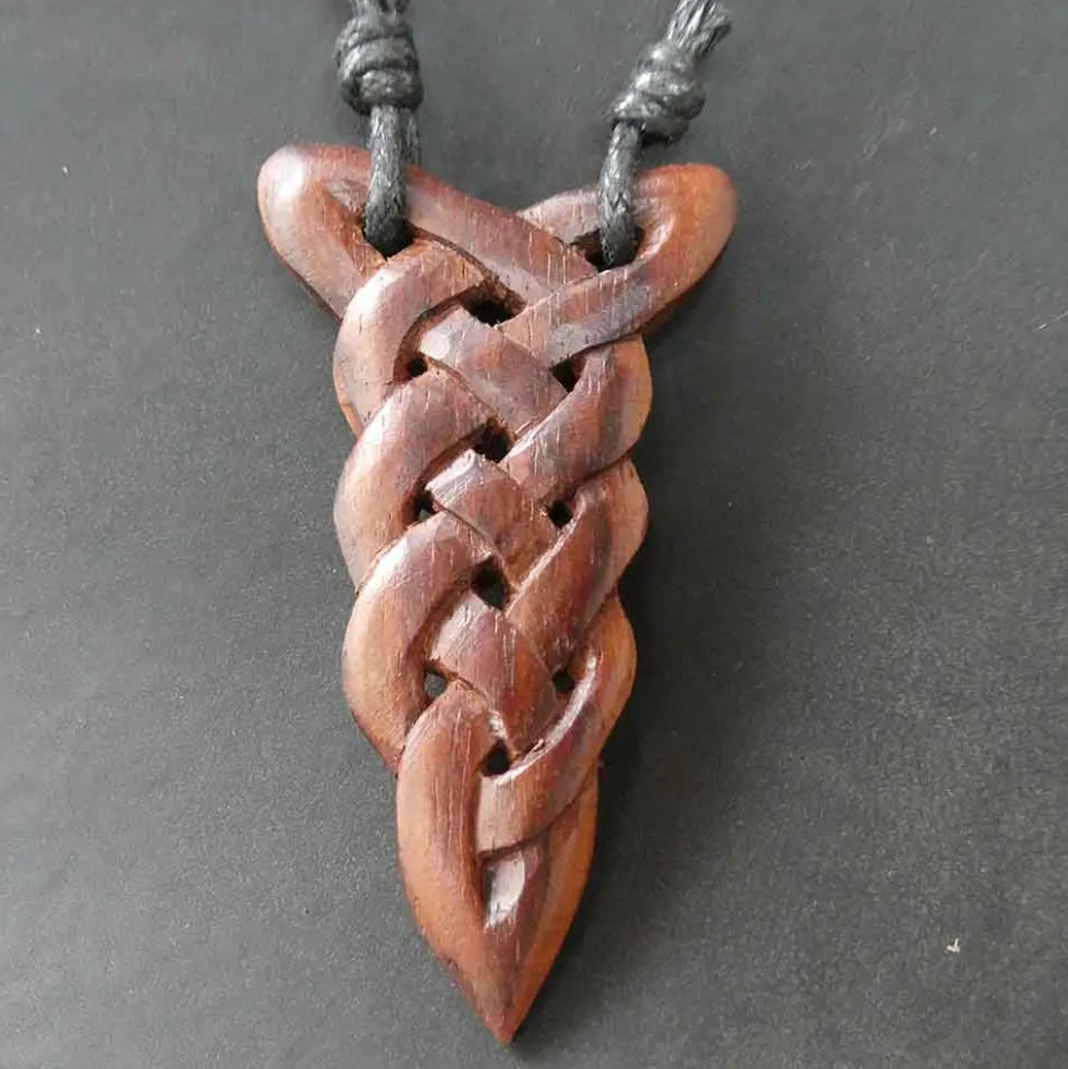 Kelten Schmuck aus Holz Kunst Handwerk geschnitzt