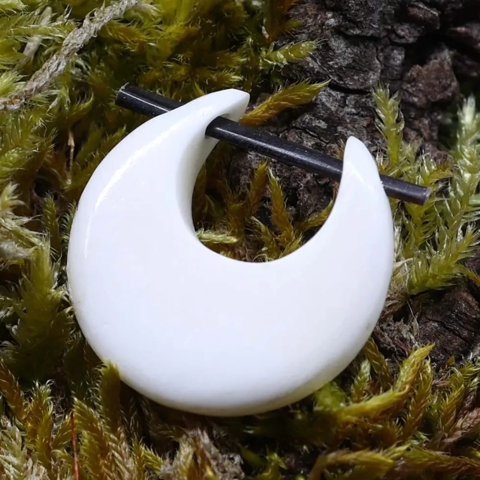 Knochencreole mit Hornstift Ohrschmuck Ohrring (Paar)
