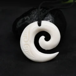 Koru Spirale Maori Halskette Anhänger Knochen geschnitzter Schmuck
