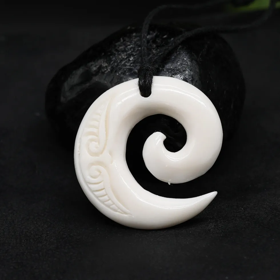 Koru Spirale Maori Halskette Anhänger Knochen geschnitzter Schmuck