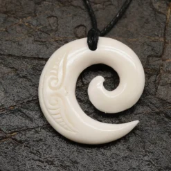 Koru Spirale Maori Halskette Anhänger Knochen geschnitzter Schmuck