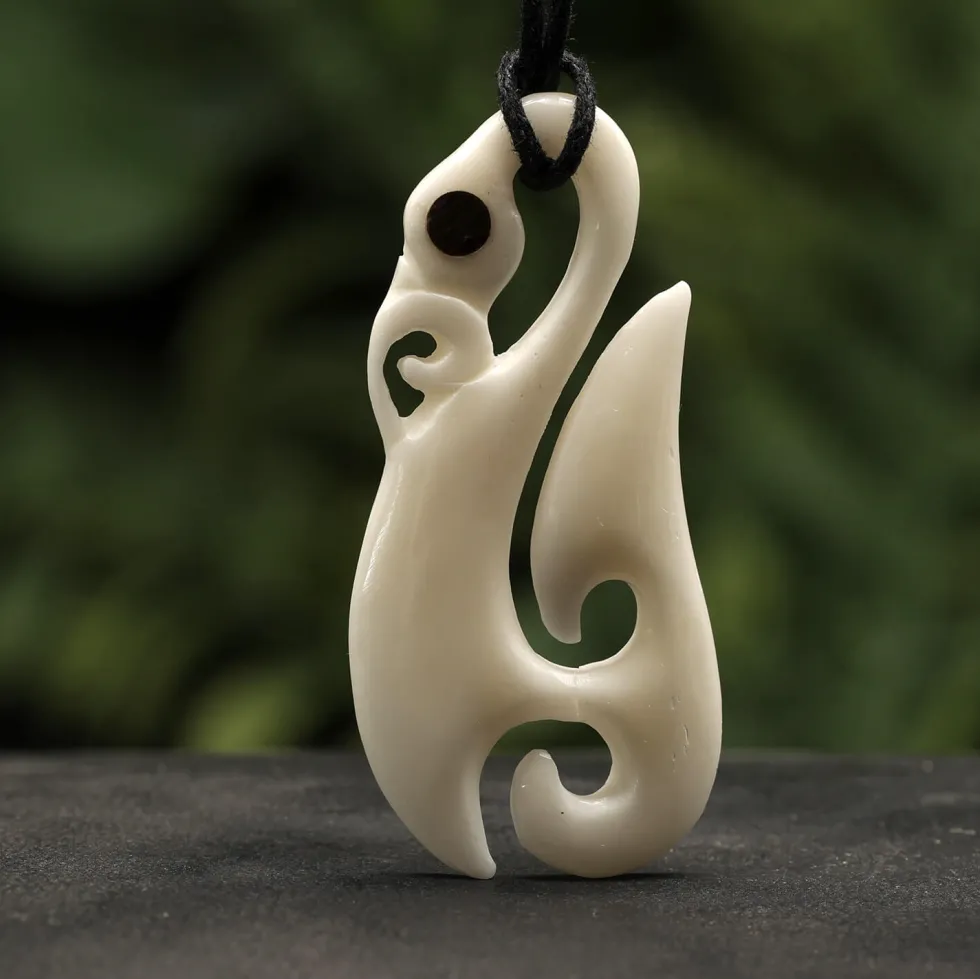 Maori Halskette Kettenanhänger Knochen mit Perlmutt Kunst Handwerk
