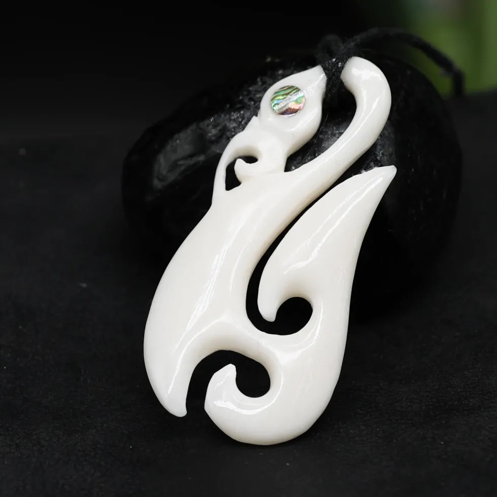 Maori Halskette Kettenanhänger Knochen mit Perlmutt Kunst Handwerk