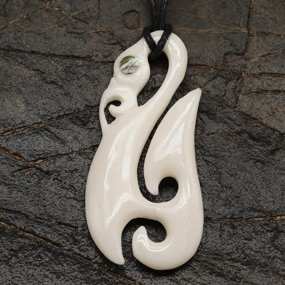 Maori Halskette Kettenanhänger Knochen mit Perlmutt Kunst Handwerk