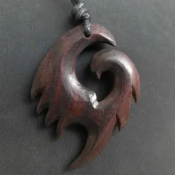 Maori Holz Schmuck Anhänger Drachenschwinge Kette