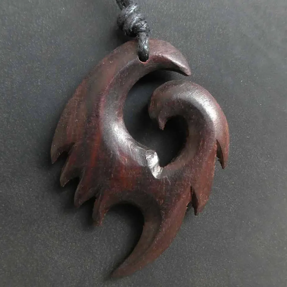 Maori Holz Schmuck Anhänger Drachenschwinge Kette