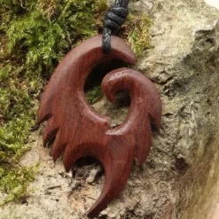 Maori Holz Schmuck Anhänger Drachenschwinge Kette
