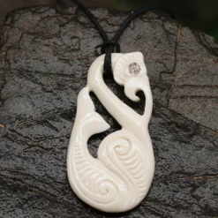 Maori Kette Anhänger Knochen mit Perlmutt Kunst Handwerk