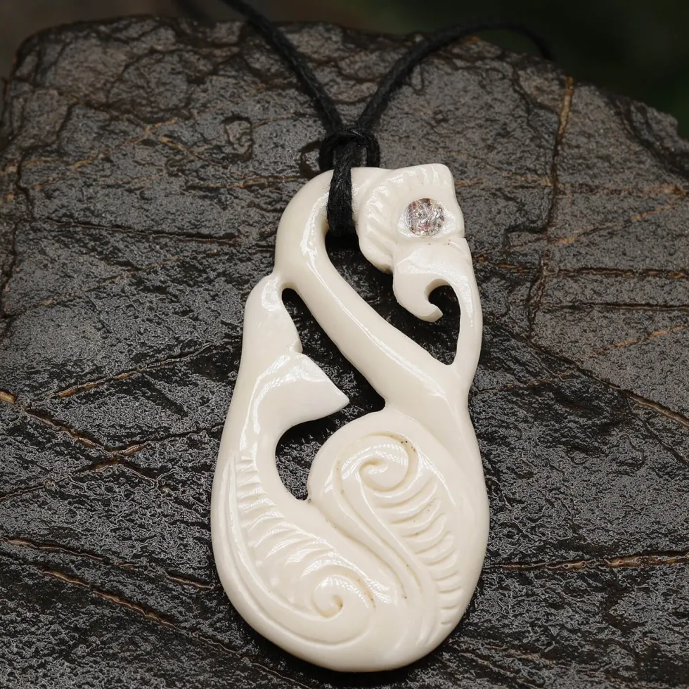 Maori Kette Anhänger Knochen mit Perlmutt Kunst Handwerk