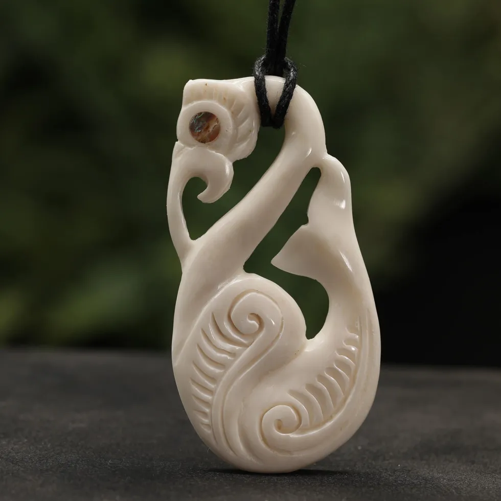 Maori Kette Anhänger Knochen mit Perlmutt Kunst Handwerk