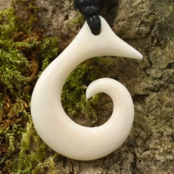 Maori Kiwispirale Schmuck aus Knochen Kette