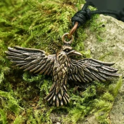 Rabe fliegend Schmuck Bronze Anhänger
