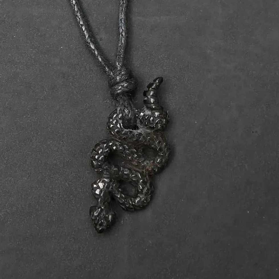 Schlange 3cm Horn Anhänger geschnitzter Schmuck