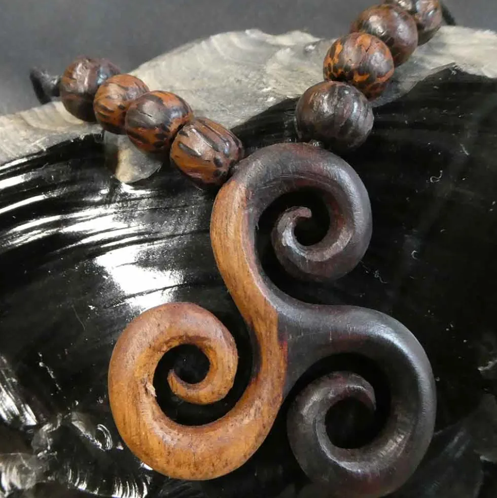 Triskele Schmuck zweifarbig gemasert Holz mit Kokos Perlen